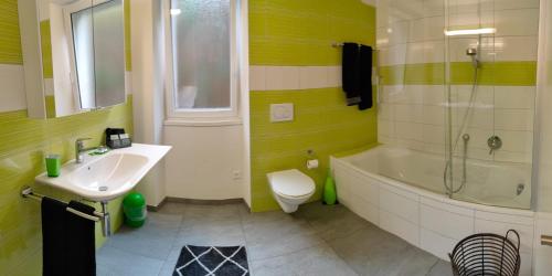 Hotel Ristorante della posta , cama في Cama: حمام مع حوض وحوض استحمام ومرحاض