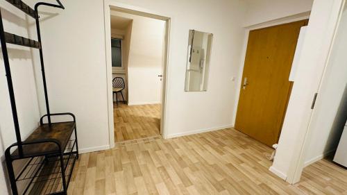 an empty room with a wooden floor and a door at MiCasa TuСasa - 2-R-Apartment Leipziger Neuseenland Hydra in Borna