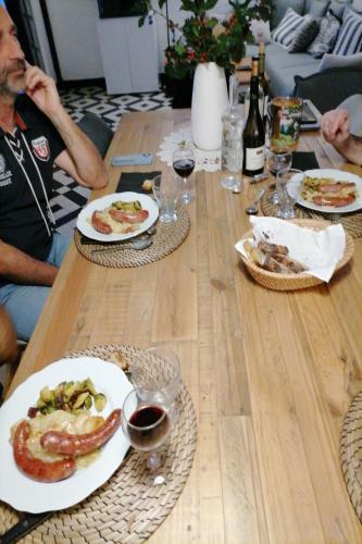 Φαγητό σε αυτό το διαμέρισμα ή κάπου εκεί κοντά