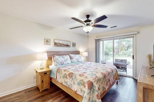 - une chambre avec un lit et un ventilateur de plafond dans l'établissement Haven On The Links, à Pawleys Island