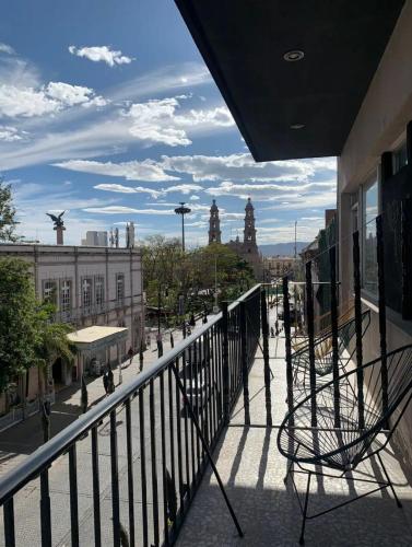 een balkon van een gebouw met uitzicht op de stad bij Front vista in Aguascalientes