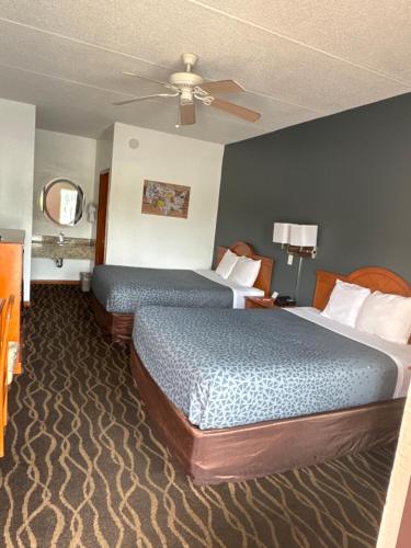 Ένα ή περισσότερα κρεβάτια σε δωμάτιο στο Econolodge inn & suites