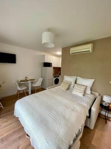 Postel nebo postele na pokoji v ubytování Studio 2 personnes proche île de ré-La Rochelle