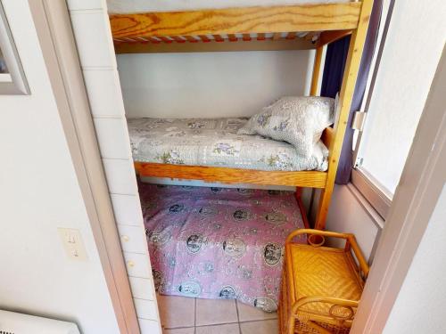 une petite chambre avec un lit superposé et un panier dans l'établissement Studio avec Terrasse, Piscine, Proche Plages et Commodités - FR-1-196-355, à Roquebrune-Cap-Martin