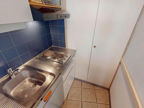 une petite cuisine avec un évier et un comptoir dans l'établissement Studio avec Terrasse, Piscine, Proche Plages et Commodités - FR-1-196-355, à Roquebrune-Cap-Martin