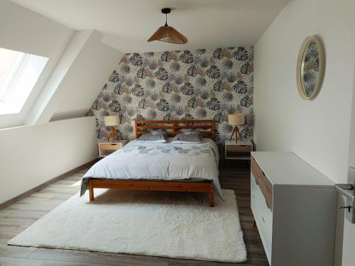 une chambre avec un lit et deux lampes et une fenêtre dans l'établissement Normandie entre campagne et mer, à Émiéville