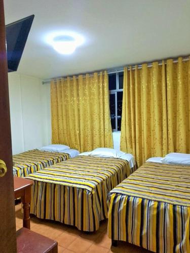 Ein Bett oder Betten in einem Zimmer der Unterkunft HOTEL OMAR S.R.L.