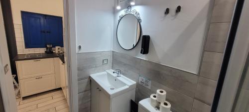 y baño con lavabo, espejo y aseo. en Sabbia Suites Serena Studio en Arrecife