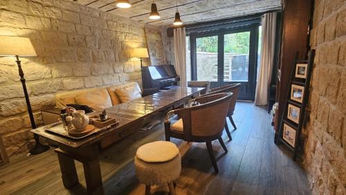 - un salon avec une grande table et des chaises en bois dans l'établissement In city center and next to the train station, à Houilles