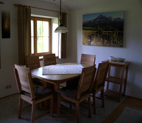 comedor con mesa de madera y sillas en Roana-Krumma en Scheffau am Wilden Kaiser