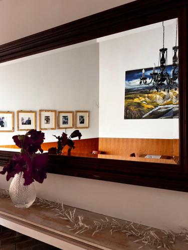 een kamer met een plank met foto's aan de muur bij Hotel Skógá by EJ Hotels in Skogar
