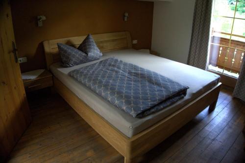 een bed met blauwe kussens in een slaapkamer bij Roana-Krumma in Scheffau am Wilden Kaiser