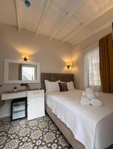 a bedroom with two beds and a mirror at Alaçatı Disa in Alaçatı