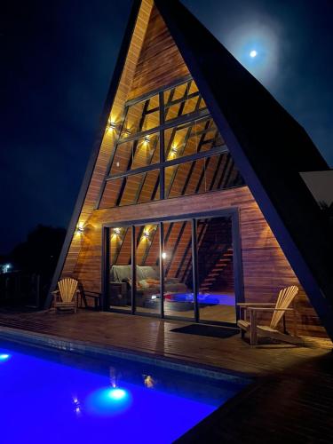 Bazén v ubytování Chalé Paraíso Particular com Piscina Aquecida nebo v jeho okolí
