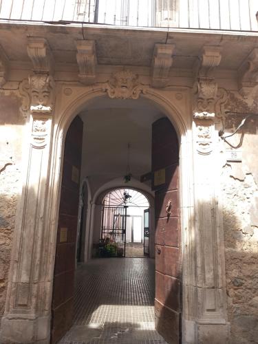 een toegang tot een gebouw met een boog bij CASA Sweet HOME in Sulmona