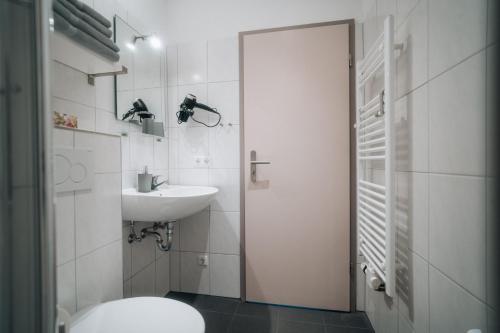 a bathroom with a toilet and a sink at Heimathafen in Büsum
