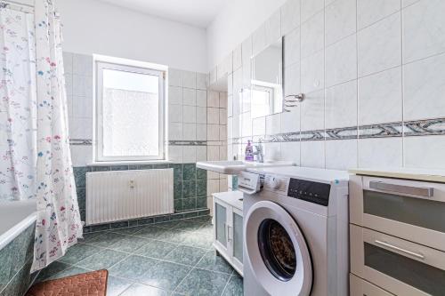 a bathroom with a washing machine and a sink at Monteurwohnung in Rötha in Rötha