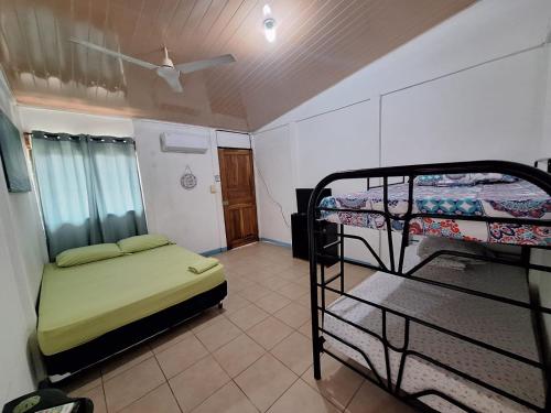 een slaapkamer met 2 stapelbedden in een kamer bij Cabina Grande en Brasilito con piscina a 2 min caminando de playa brasilito in Brasilito