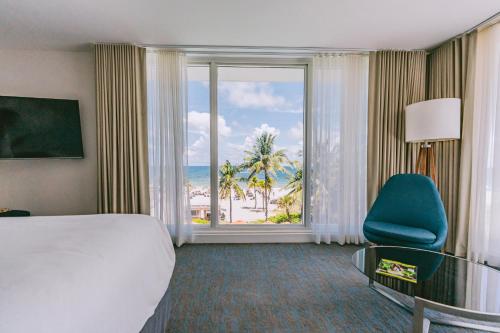 Postel nebo postele na pokoji v ubytování B Ocean Resort Fort Lauderdale Beach