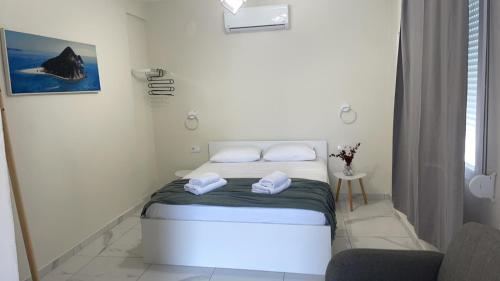 a bedroom with a bed with two towels on it at Zante Art de l'eau in Zakynthos