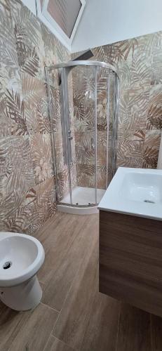 a bathroom with a shower and a toilet and a sink at Villetta Lorena a Mancaversa in Marina di Mancaversa
