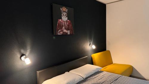 una camera con letto e sedia gialla di REST AND RESTAURANT in Roveredo a Roveredo