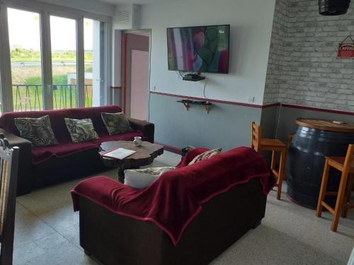 ein Wohnzimmer mit 2 Sofas und einem Tisch in der Unterkunft Maison de 4 chambres avec jardin clos et wifi a Villers sous Foucarmont in Villers-sous-Foucarmont