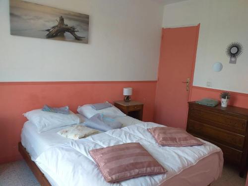 Een bed of bedden in een kamer bij Maison de 4 chambres avec jardin clos et wifi a Villers sous Foucarmont