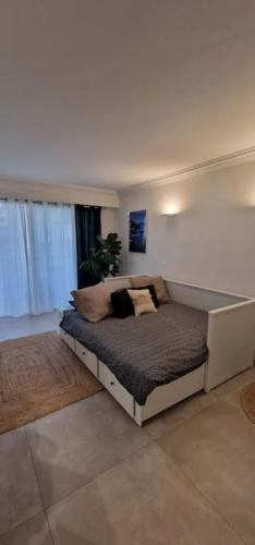 une chambre avec un grand lit dans une pièce dans l'établissement Le Castille - à deux pas des plages, à Cannes