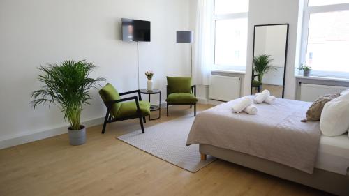 ウィーンにあるBLOOM - Modern One Bedroom Apartmentのベッドルーム1室(ベッド1台、椅子2脚、テーブル付)