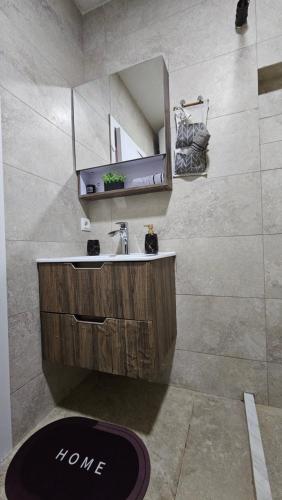 y baño con lavabo y espejo. en Superb 1 bedroom in the best zone of the city. en Ferizaj