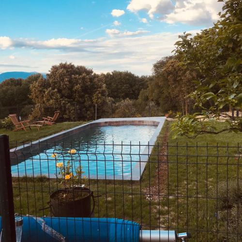 une piscine dans une cour clôturée dans l'établissement Maison au pied du mont ventoux, à Carpentras