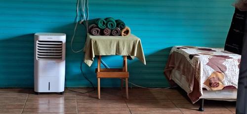 una habitación con una mesa junto a una cama y una mesa con una mesa en Hostal Dulces Sueños en Panajachel
