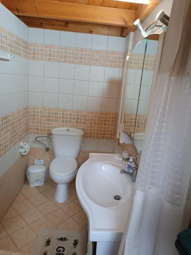 Ένα μπάνιο στο Seaside Apartments 1