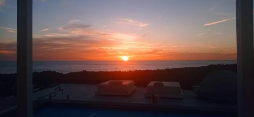 een zonsondergang vanaf het balkon van een huis bij Villa Sunset Paradise with panoramic sea view, first line, sunsets in Playa Blanca