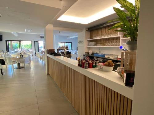 a restaurant with a counter and a dining room at Albergo AQUILA in Lazise