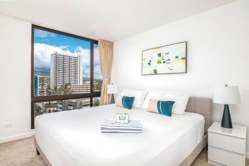 Newly Renovated 2 Bedroom Condo, 1 Block to Waikiki Beach, Free Parking_2