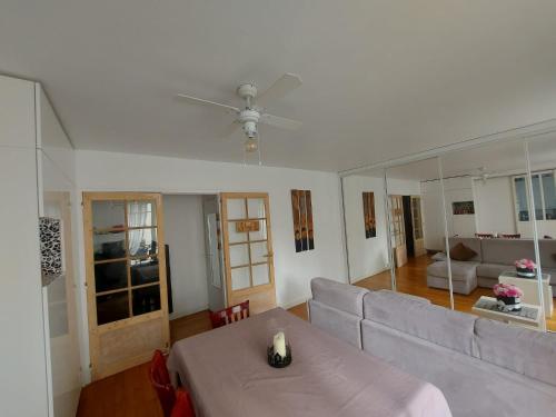 un salon avec un canapé et une table dans l'établissement 4 pièces parking, proche Paris, 3 chambres, 5 lits, à Courbevoie