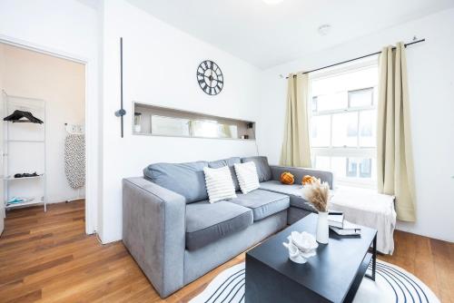 Posezení v ubytování Stylish 2 BR Near Old Street Station - 5 Min Walk