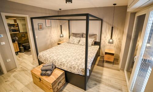 Un dormitorio con una cama con dosel en una habitación. en ELYSIUM Townhouse Imotski, en Imotski