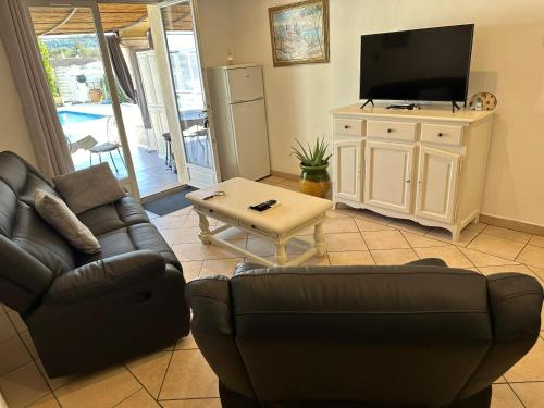 トゥレットにあるVilla charmante à Tourrettes avec piscine privéeのソファとテレビのあるリビングルーム