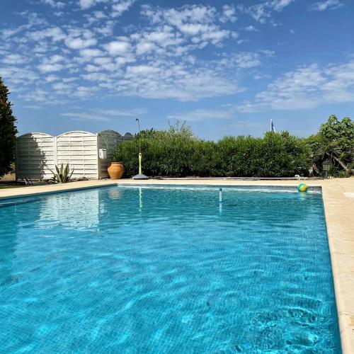 une piscine avec de l'eau bleue dans une cour dans l'établissement Villa charmante à Tourrettes avec piscine privée, à Tourrettes