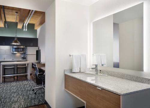 uma cozinha com um lavatório e um balcão num quarto em Residence Inn by Marriott Boston Downtown Seaport em Boston