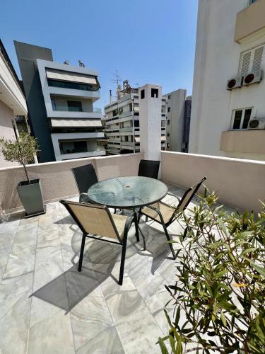 Balkon atau teras di Brand new brilliant apartment at Athenian Riviera