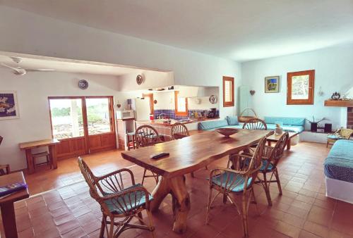聖法蘭伊斯科哈維爾的住宿－VILLA BELLA VISTA，客厅配有木桌和椅子