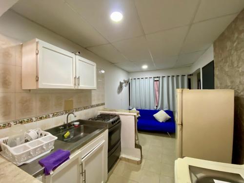 een keuken met een wastafel en een koelkast bij Apartamento cerca del aeropuerto in Cartagena