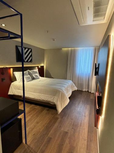 a bedroom with a bed and a bunk bed at Golden Tower Express Nações Unidas by Fênix Hotéis in Sao Paulo