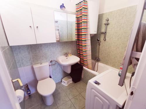 Un baño pequeño con inodoro y lavabo. en CLA Group Apartment, en Sopron