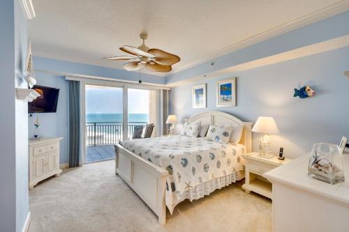 Ένα ή περισσότερα κρεβάτια σε δωμάτιο στο Daytona Beach Condo Pool Access, Oceanfront