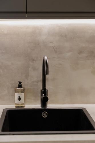 Modern 2BDR Apt - 2' to Metro - Direct to Acropolis